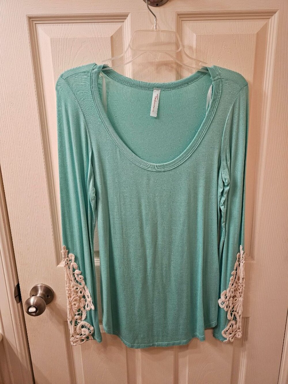 NWOT Fashionomics Medium Sea Foam Green Blouse w / Lace Detail on Cuffs